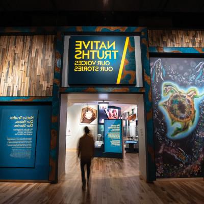 “原住民真相”的入口，这是菲尔德博物馆重新制作的美洲原住民生活展览.